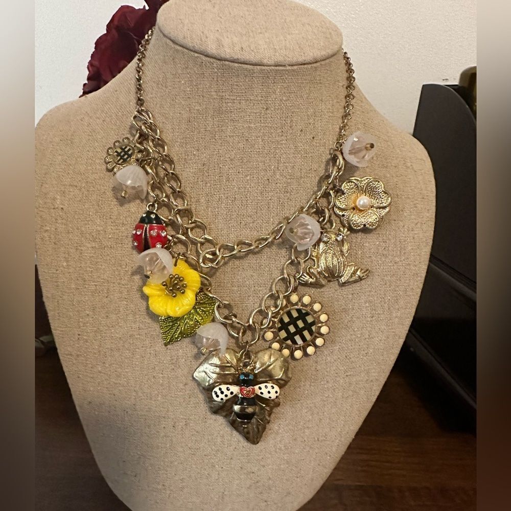 Vintage gold tone Necklace Adjustable
Leaf ,Flower, Ladybug, Bee, Frog 20”